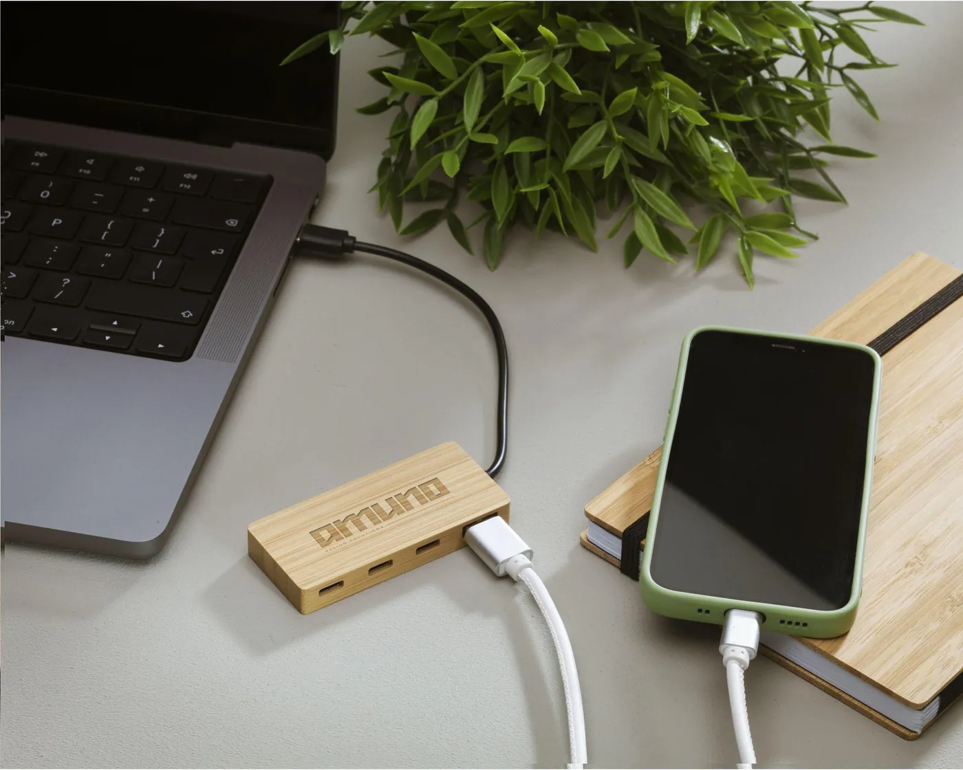 Hub USB en bambou branché à un ordinateur et un téléphone