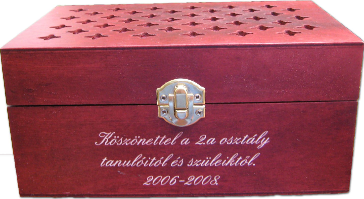 Coffret en bois laqué rouge percé de motifs ajourés, dédicace blanche gravée sur la face avant en hongrois