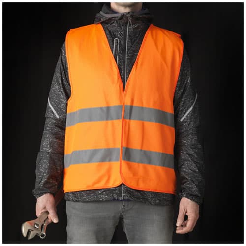 Homme portant un gilet de sécurité orange réfléchissant