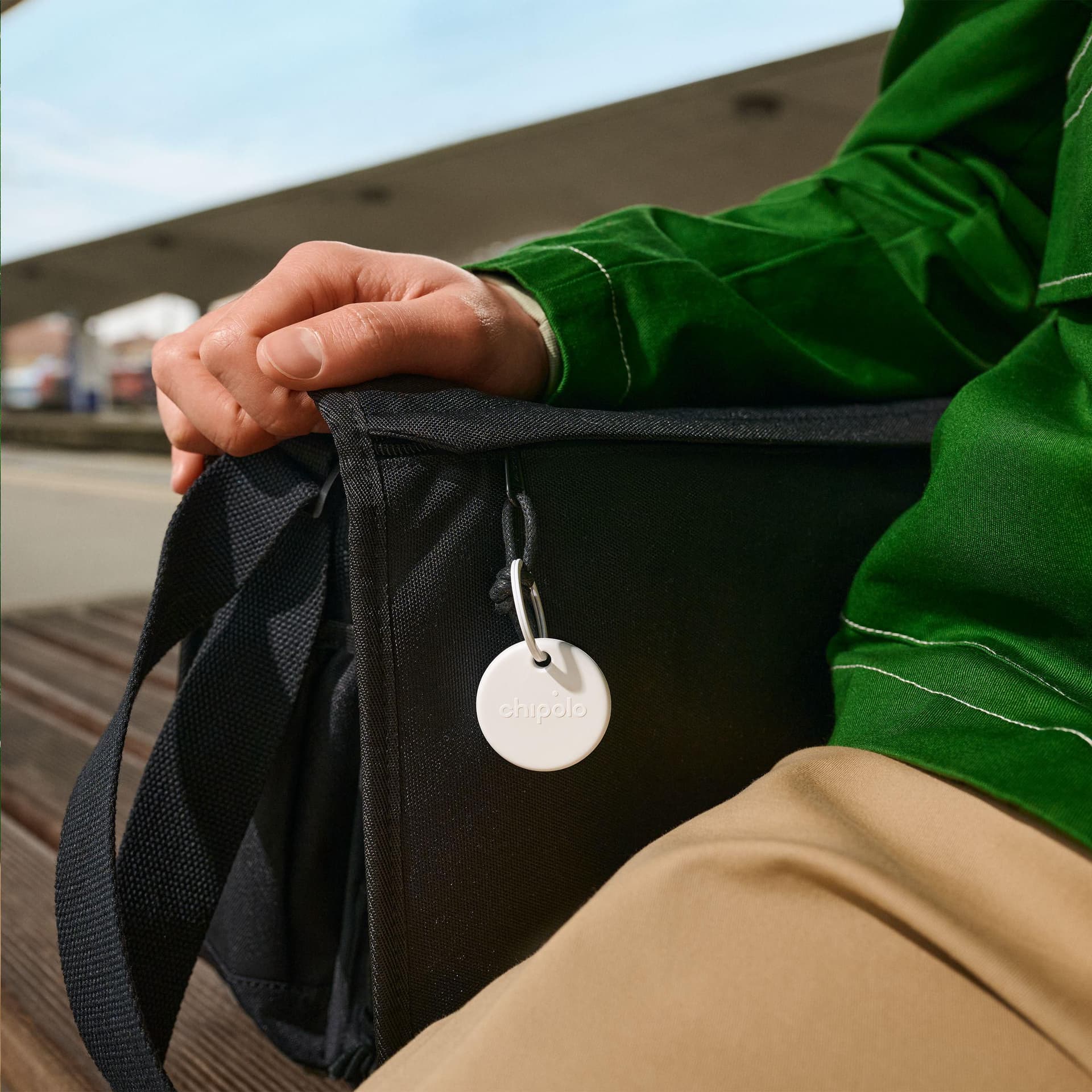 Traceur Bluetooth rond accroché à la sangle d'un sac