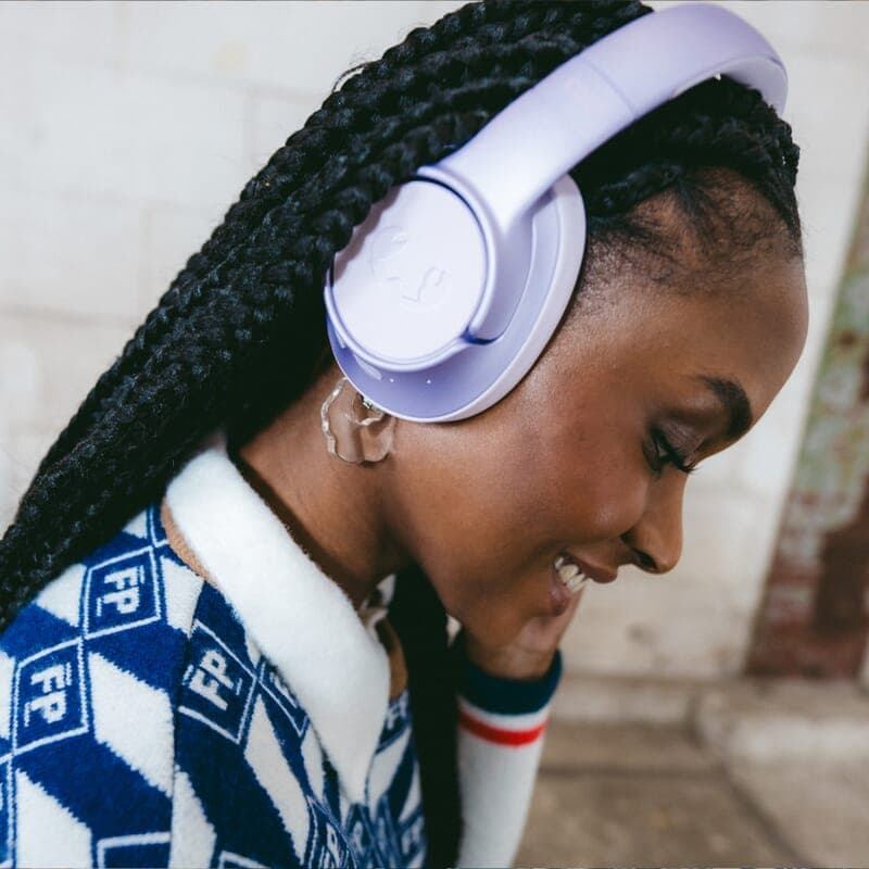 Jeune femme portant un casque audio sans fil autour du cou