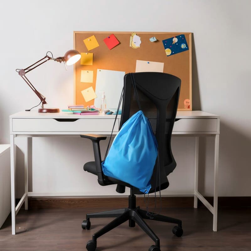 Sac à dos cordelette bleu suspendu à une chaise de bureau
