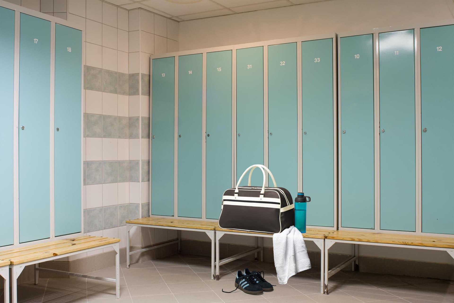 Sac de sport posé sur un banc de vestiaire