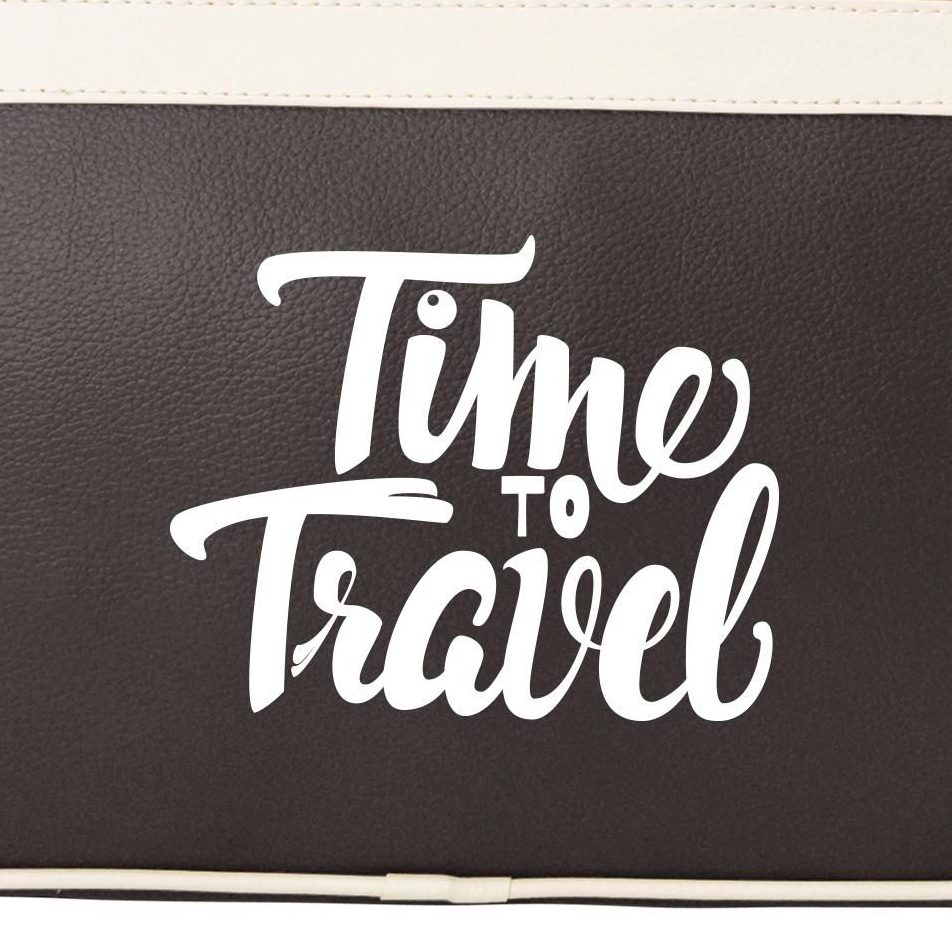 Gros plan d'un slogan blanc « Time to Travel » imprimé sur un sac de sport brun et crème.