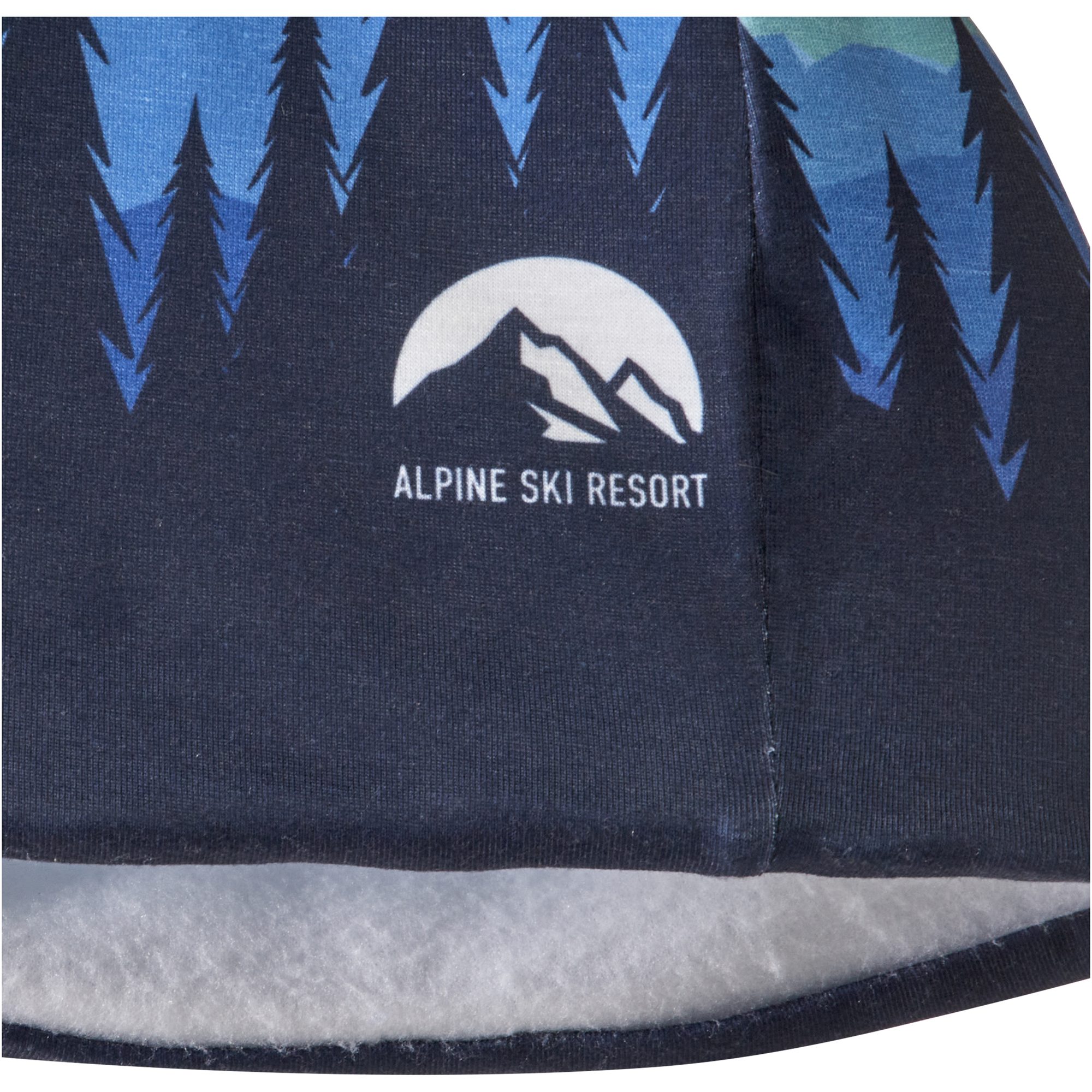 Bonnet bleu marine en polaire : sapins bleus et sommet enneigé avec l'inscription « Alpine Ski Resort » imprimés sur toute la surface, doublure blanche en bas