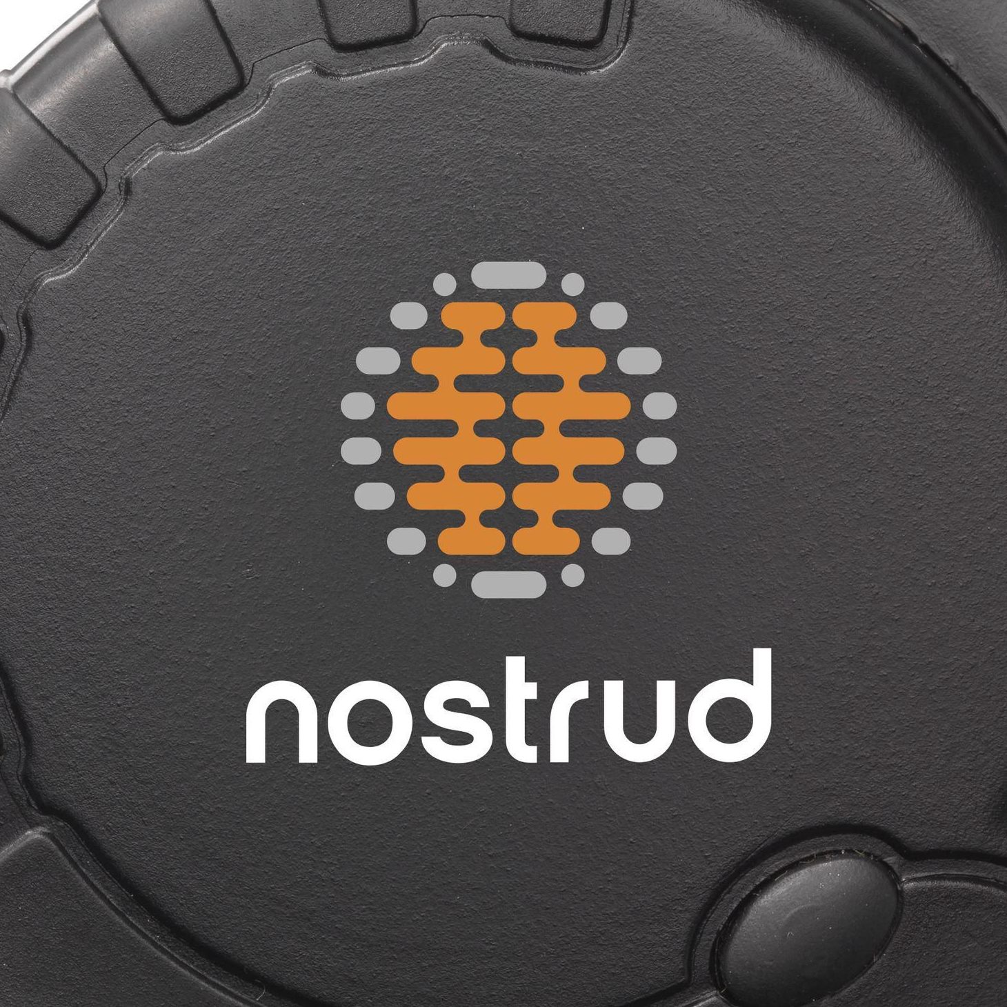 Mètre-ruban noir en gros plan, logo multicolore « nostrud » imprimé sur le boîtier noir.