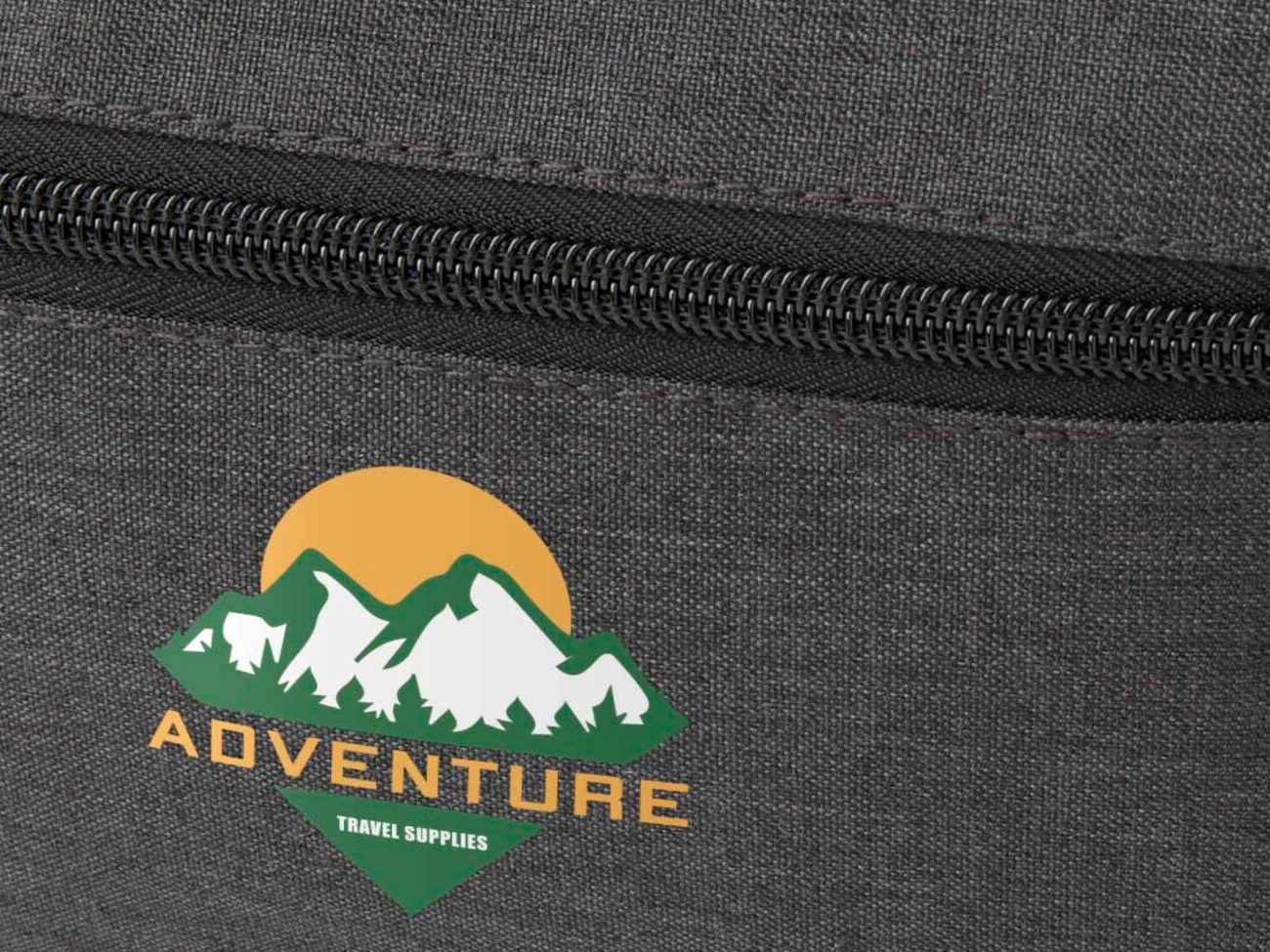 Trousse de toilette gris anthracite à fermeture éclair, logo quadri ADVENTURE avec soleil orange et montagnes blanches